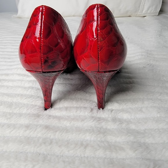 Gianni Bini Red Snakeskin Embossed Pumps Heels Size 6.5M Classic Round Toe Shoes - Picture 3 of 6